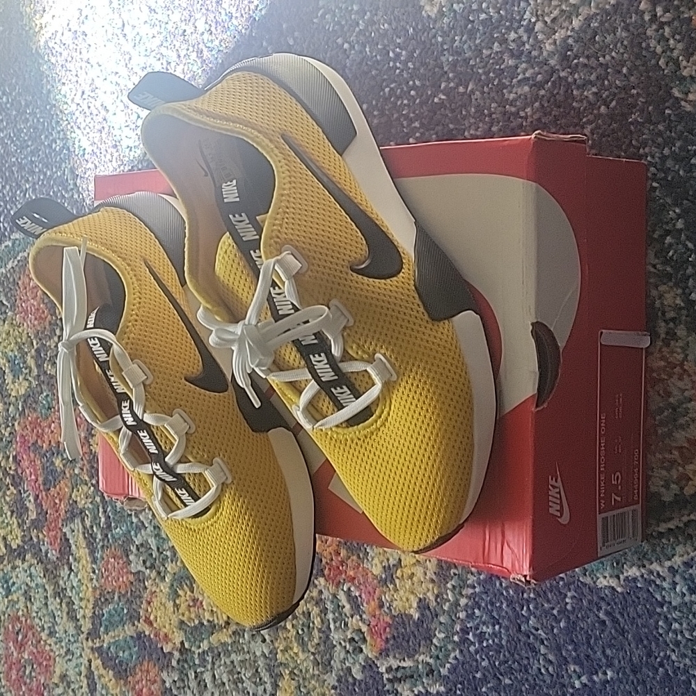 NEW NIKE ROSHE ONE